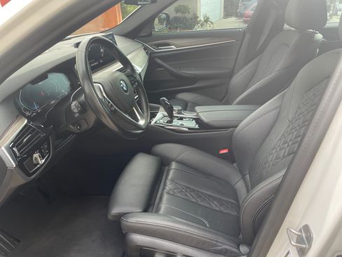 Used 2021 BMW 530e w/ Premium Package image 10