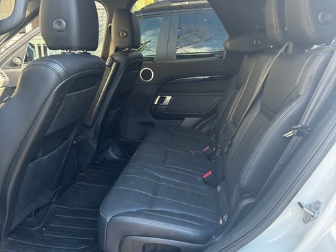 Used 2018 Land Rover Discovery SE image 11