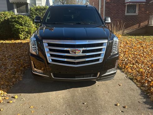Used 2017 Cadillac Escalade Luxury image 2