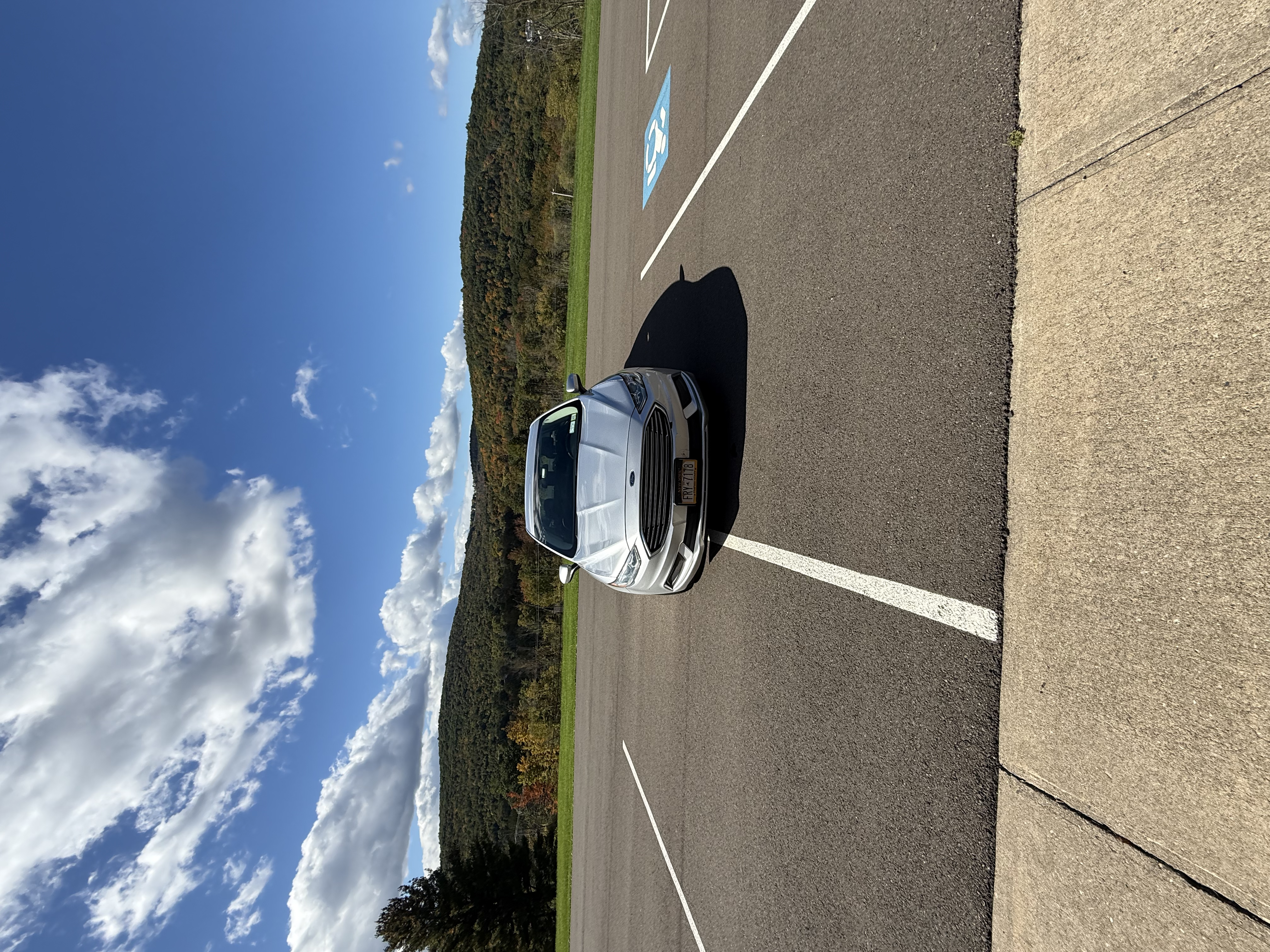 Used 2017 Ford Fusion SE w/ Fusion SE Technology Package FWD image 2