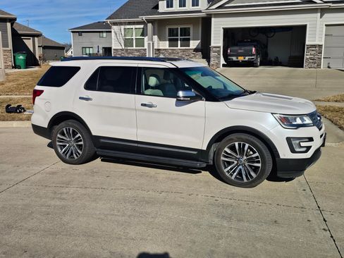 Used 2017 Ford Explorer Platinum image 1