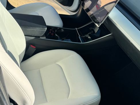 Used 2019 Tesla Model 3 Standard Range Plus image 8