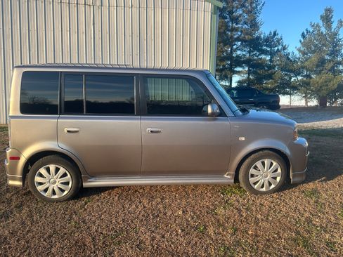 Used 2005 Scion xB image 2