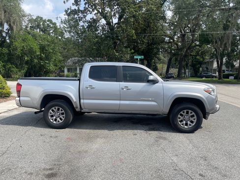 Used 2018 Toyota Tacoma SR5 RWD image 6