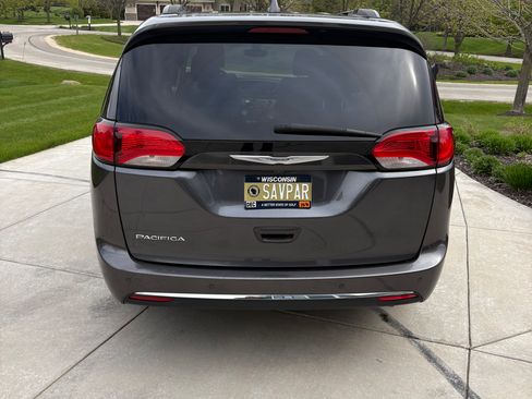 Used 2017 Chrysler Pacifica Touring-L FWD image 4