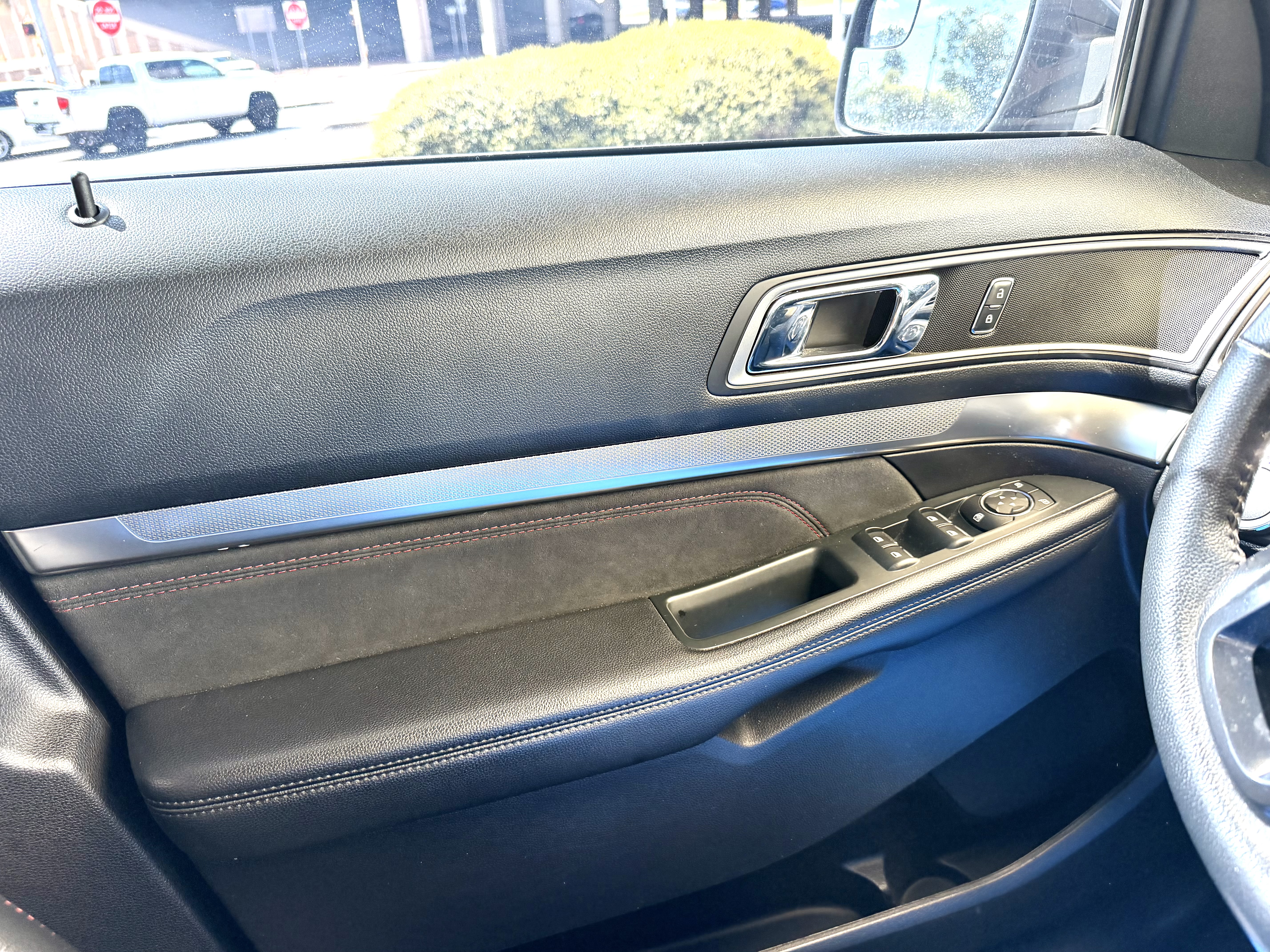 Used 2018 Ford Explorer XLT w/ Equipment Group 202A FWD image 19
