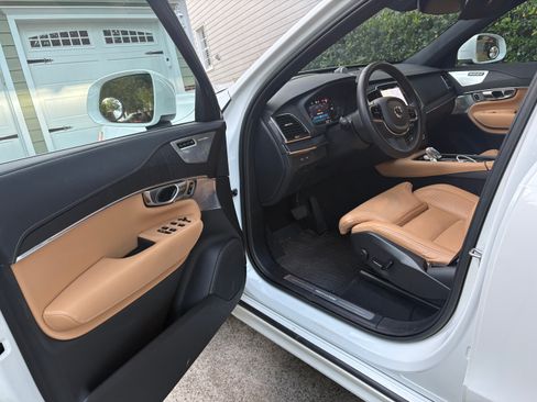 Used 2023 Volvo XC90 T8 Ultimate w/ Lounge Package image 16