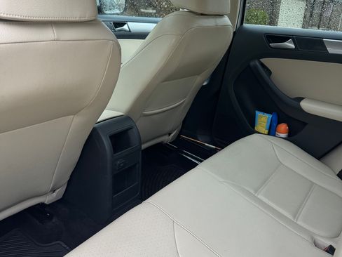 Used 2017 Volkswagen Jetta SE FWD image 2