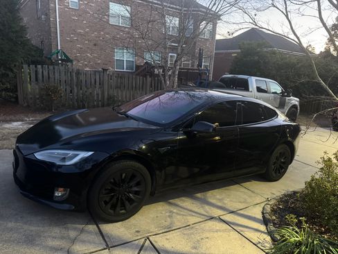 Used 2020 Tesla Model S Long Range Plus image 5
