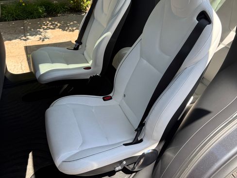 Used 2023 Tesla Model X Plaid image 6