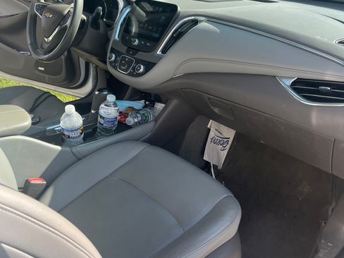 Used 2016 Chevrolet Malibu LT w/ Leather Package FWD image 9