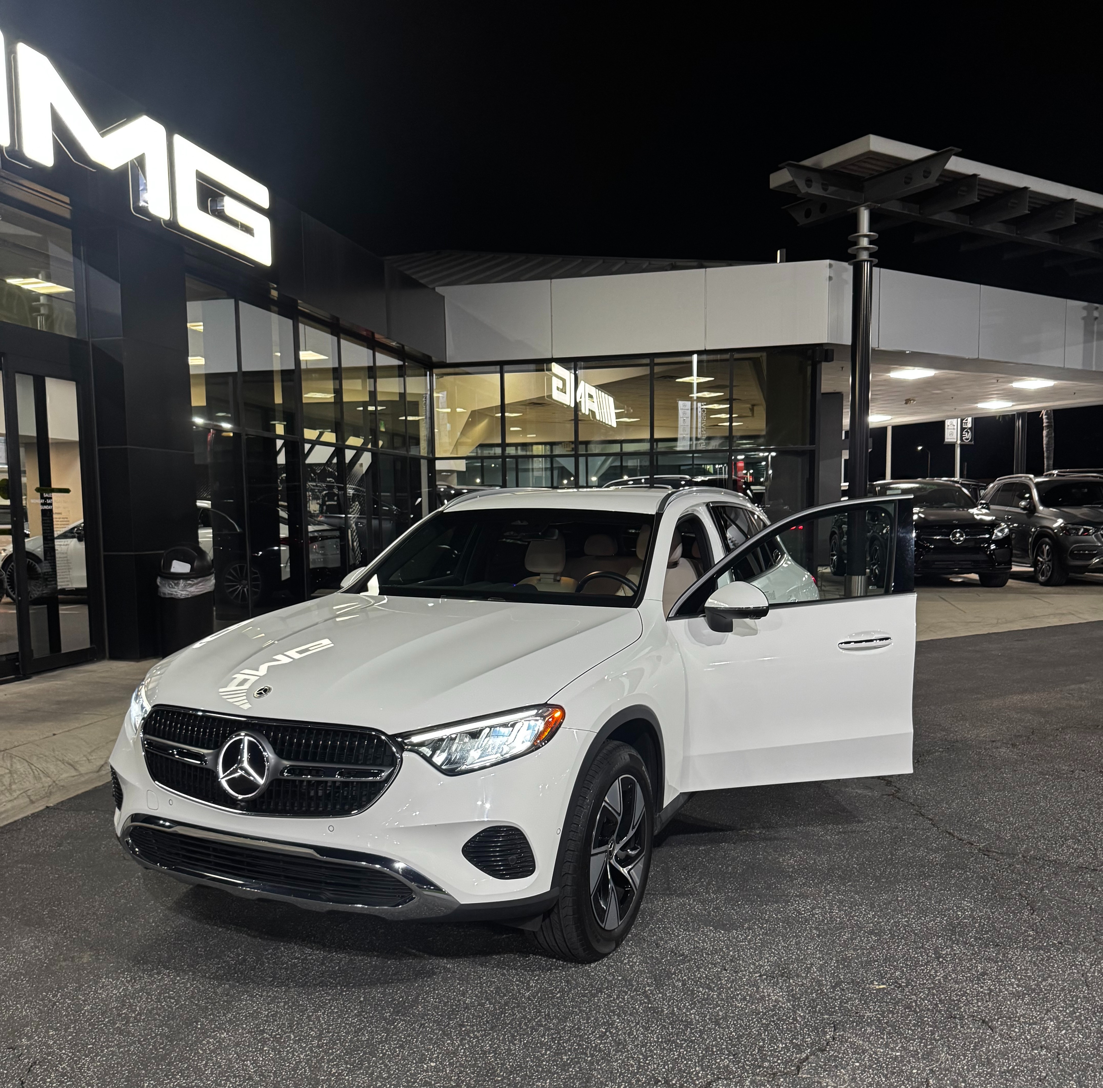Used 2023 Mercedes-Benz GLC 300 image 1
