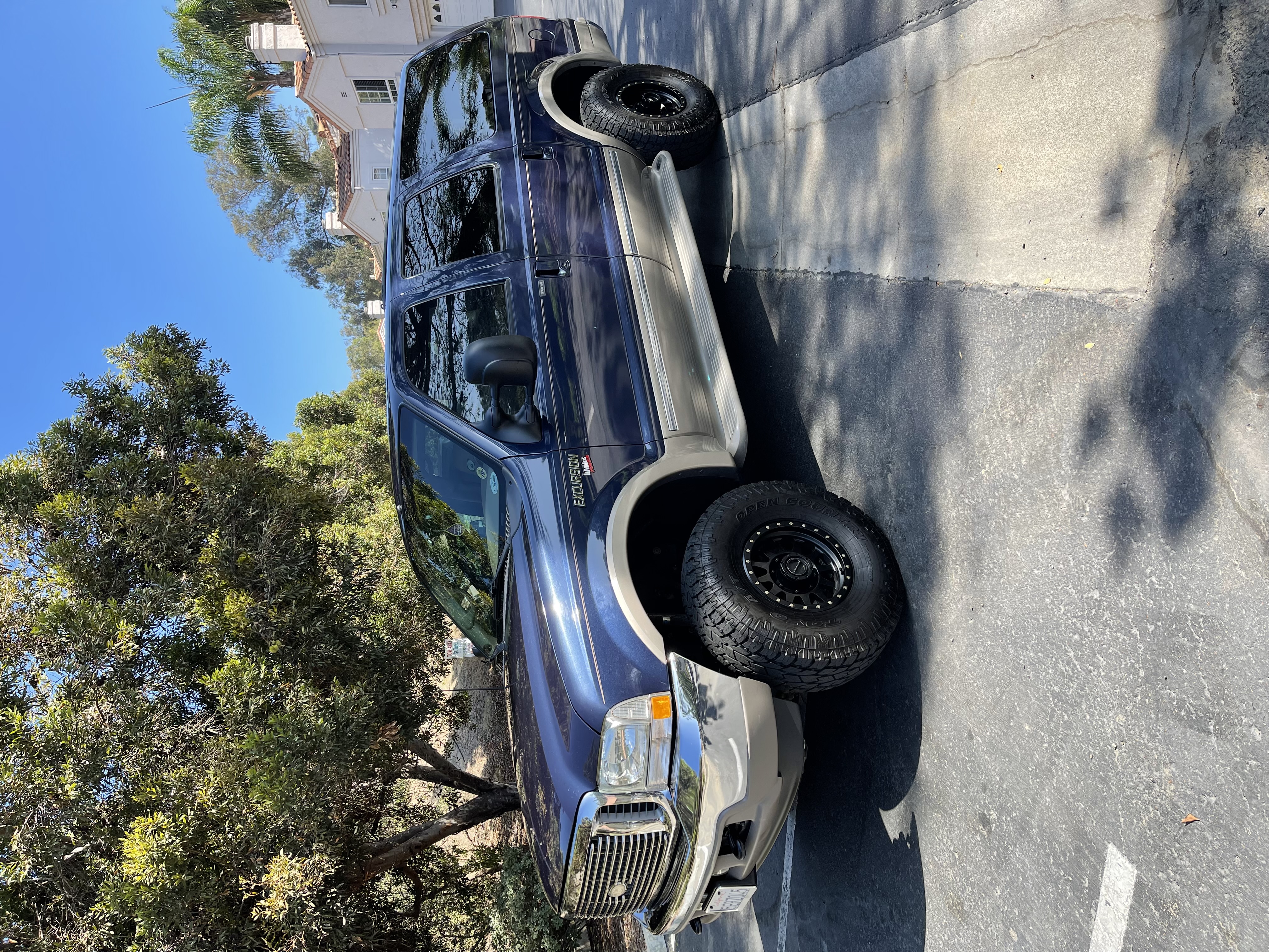 Used 2002 Ford Excursion Limited AWD/4WD image 1