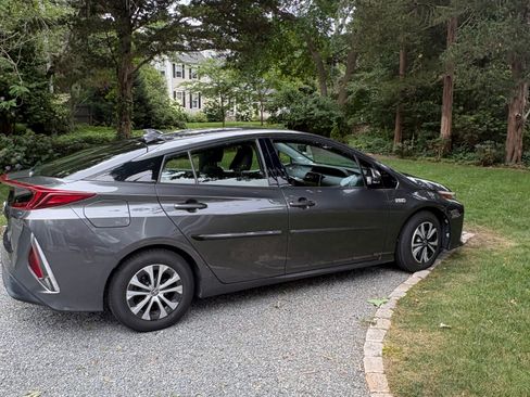 Used 2017 Toyota Prius Prime Plus FWD image 4