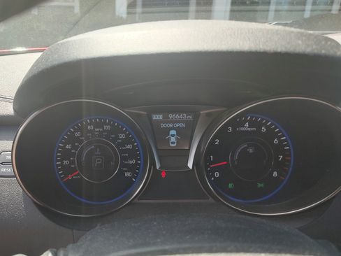 Used 2013 Hyundai Genesis 3.8 image 11