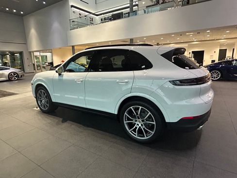 Used 2024 Porsche Cayenne AWD/4WD image 4