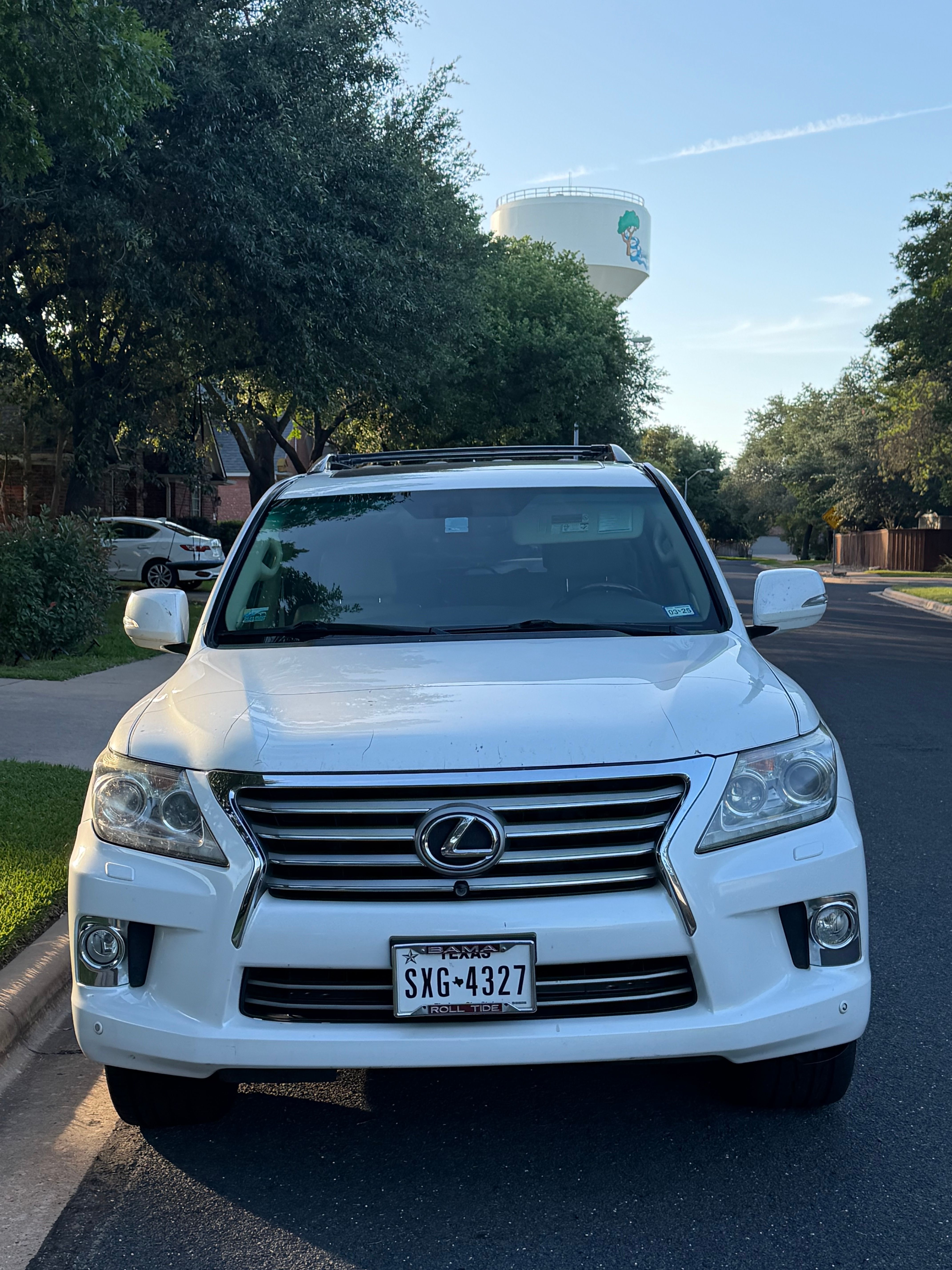 Used 2013 Lexus LX 570 4WD w/ Luxury Pkg image 2