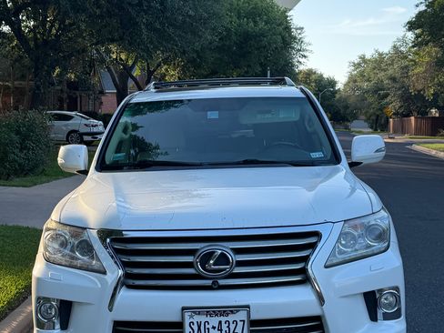 Used 2013 Lexus LX 570 4WD w/ Luxury Pkg image 2