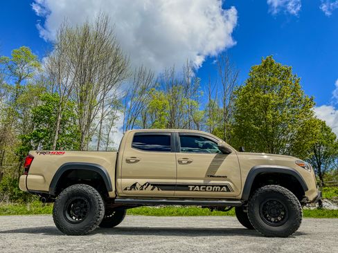 Used 2019 Toyota Tacoma TRD Off-Road image 1