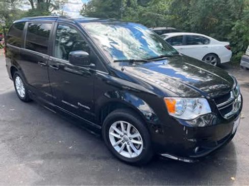 Used 2019 Dodge Grand Caravan SXT image 1