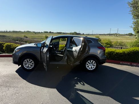 Used 2018 Nissan Rogue Sport S image 19