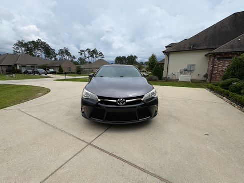 Used 2015 Toyota Camry SE w/ Moonroof Package FWD image 1