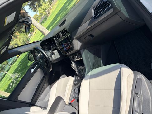 Used 2021 Volkswagen Tiguan SEL AWD/4WD image 18