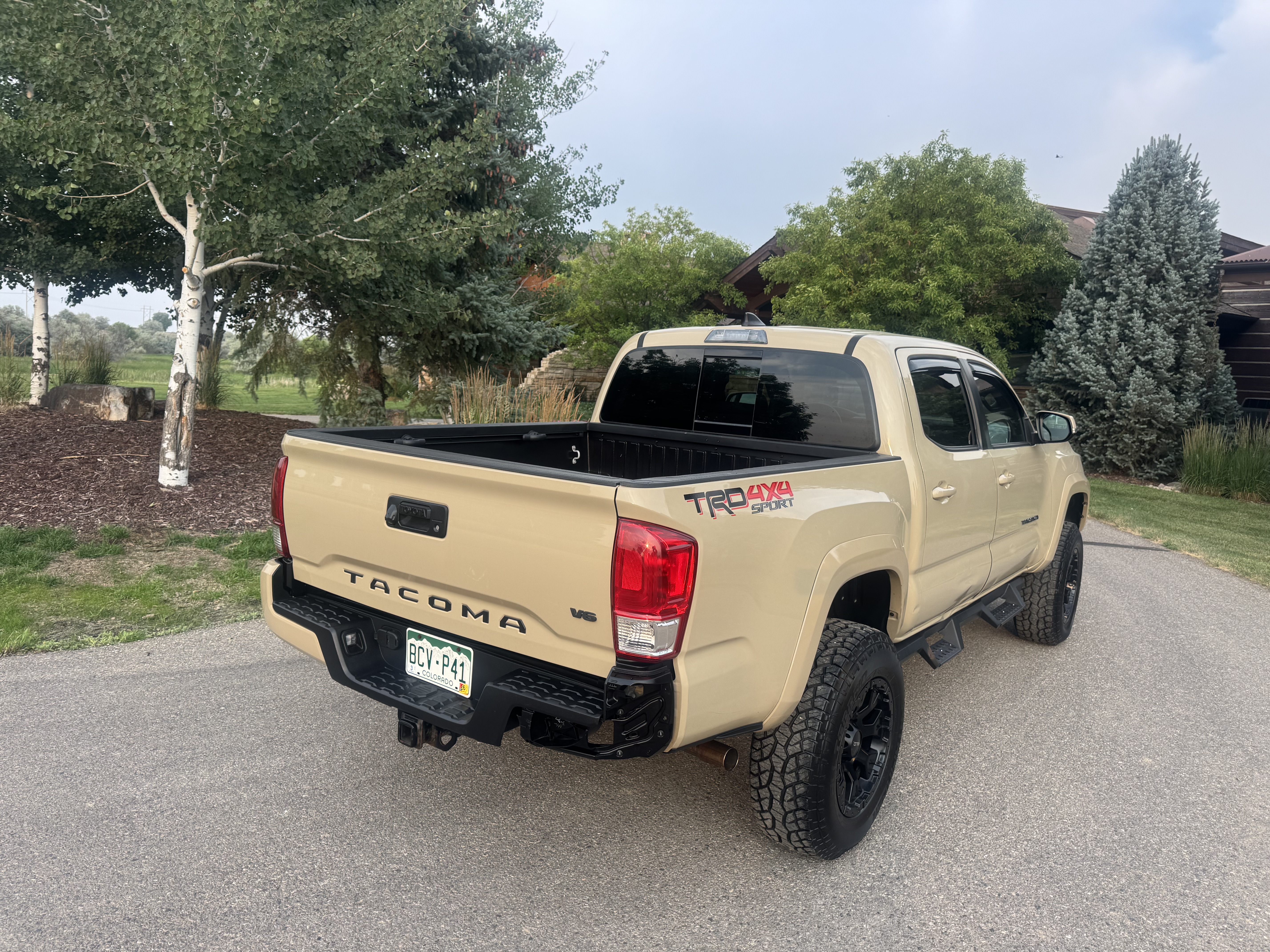 Used 2017 Toyota Tacoma TRD Sport w/ Tow Package (A/T) AWD/4WD image 9