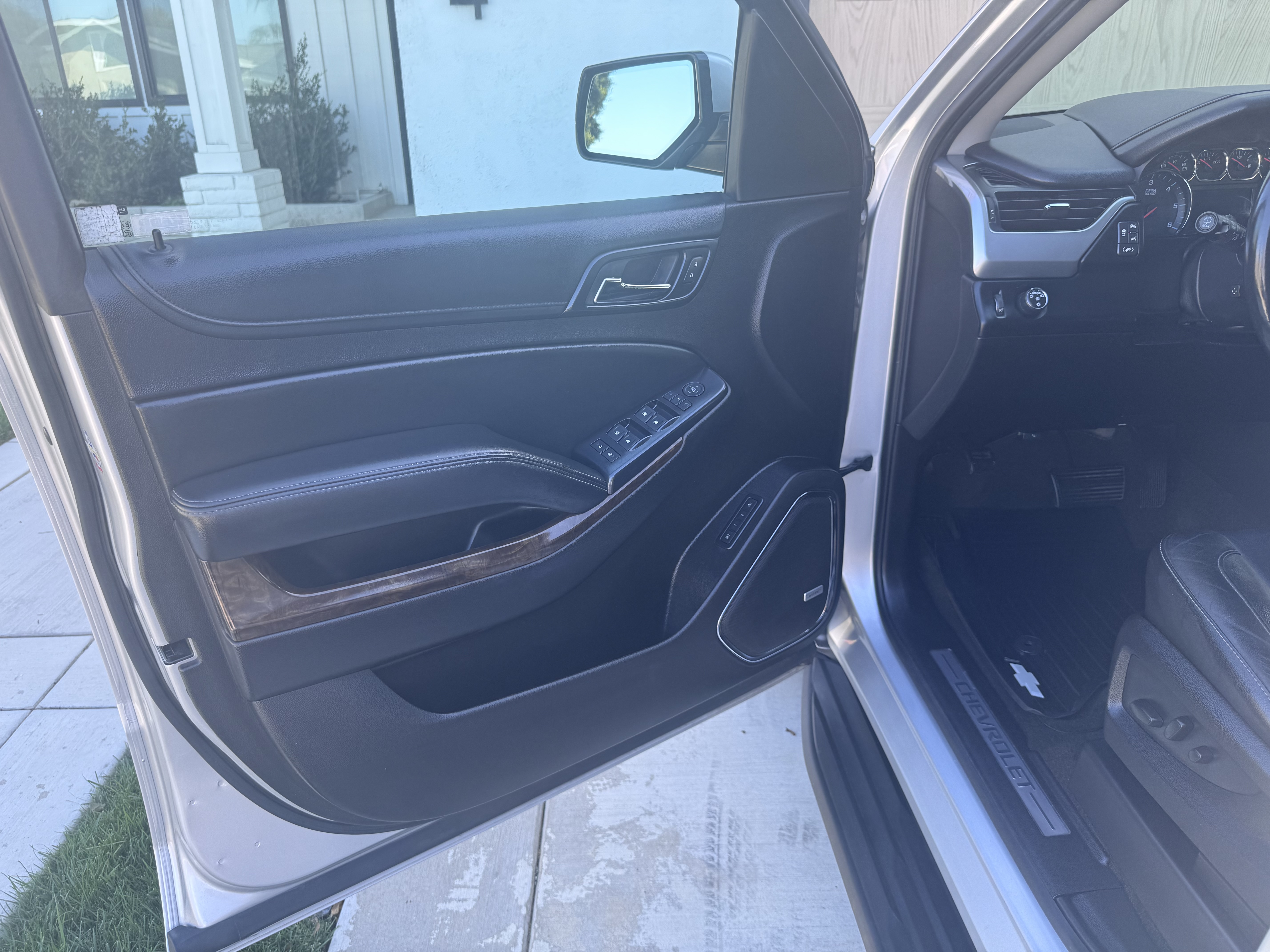 Used 2016 Chevrolet Suburban LT w/ Luxury Package RWD image 4