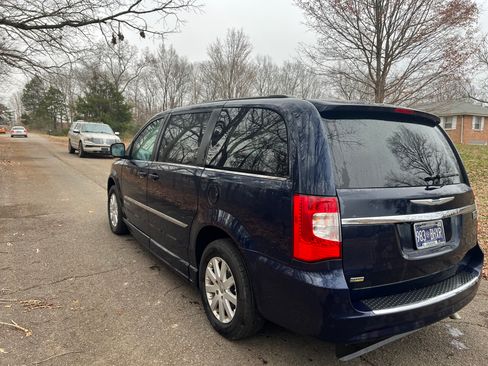 Used 2014 Chrysler Town & Country Touring image 12