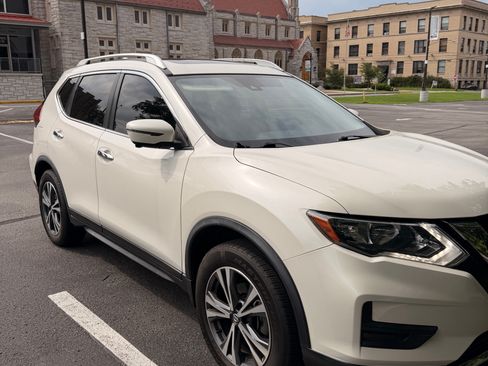 Used 2019 Nissan Rogue SV w/ Sun & Sound Touring Package AWD/4WD image 4