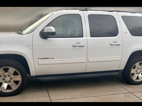 Used 2012 GMC Yukon XL SLT w/ SLT-2 Equipment Package AWD/4WD image 1