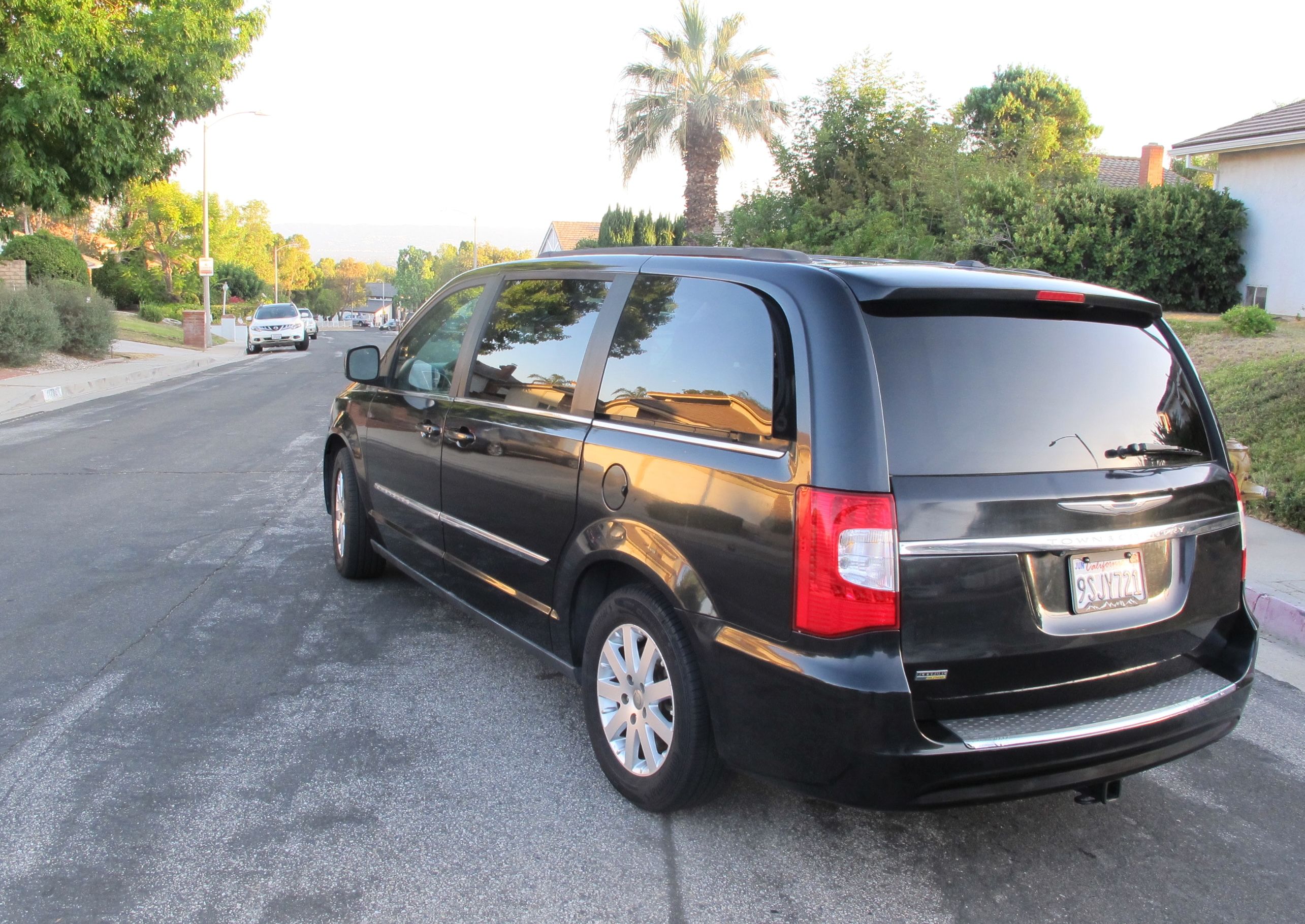 Used 2015 Chrysler Town & Country Touring FWD image 9
