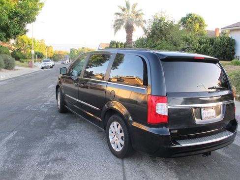 Used 2015 Chrysler Town & Country Touring image 8