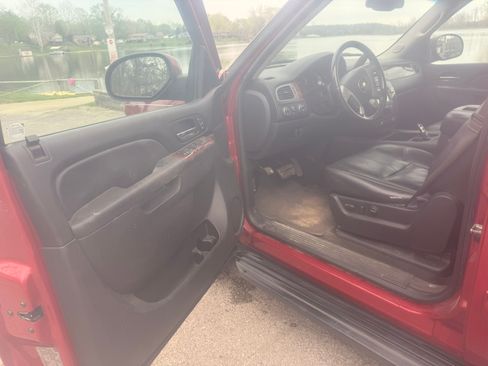 Used 2014 Chevrolet Suburban LT image 8