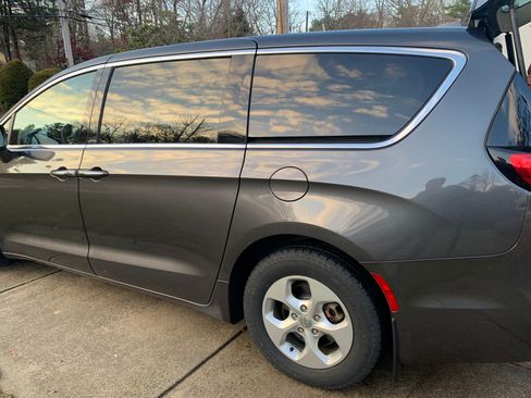 Used 2018 Chrysler Pacifica Touring Plus image 12