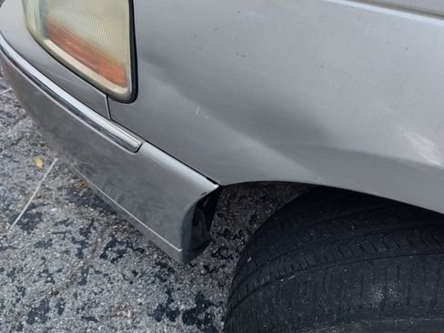 Used 2005 Lincoln Town Car Signature image 6