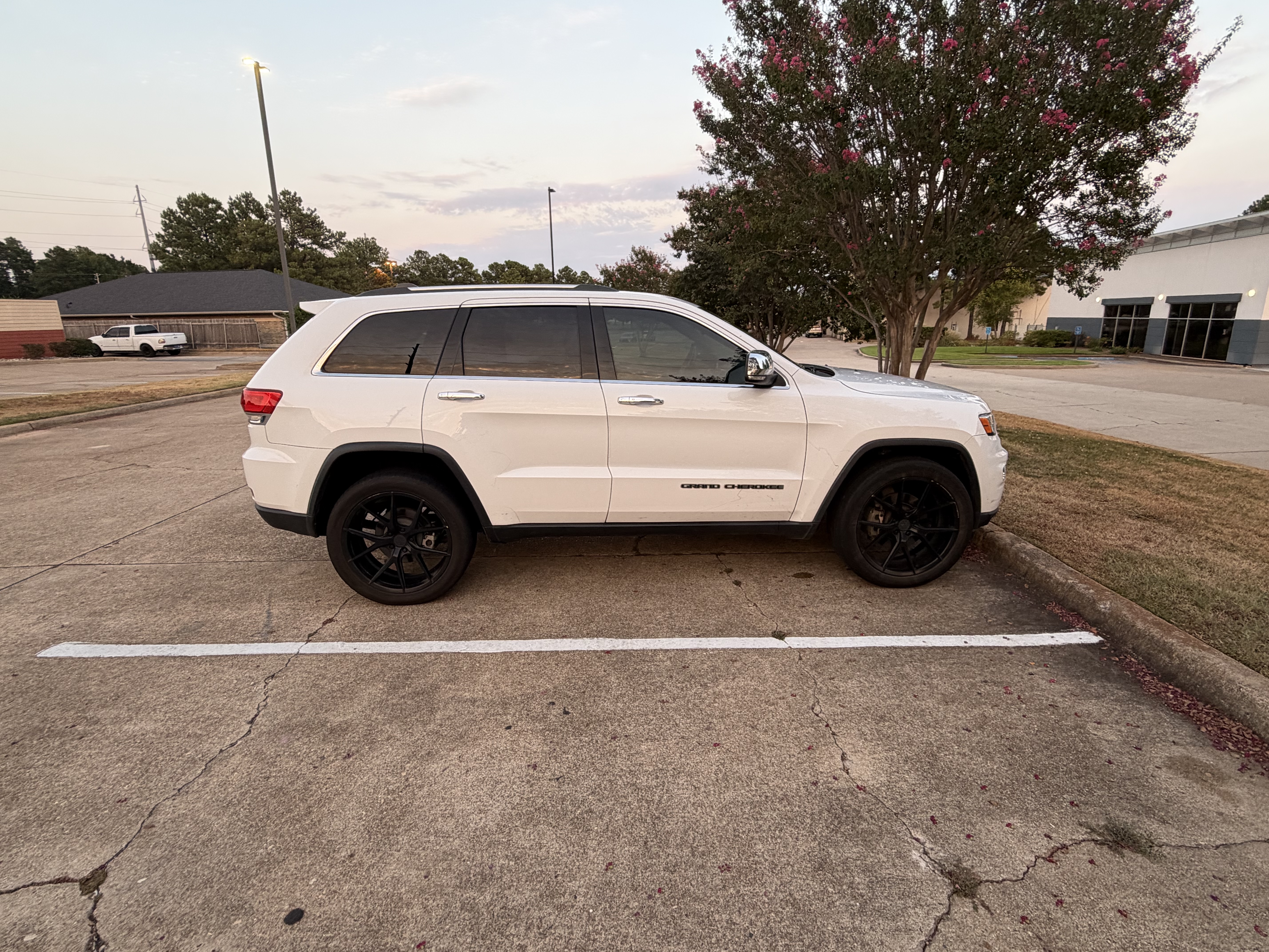 Used 2018 Jeep Grand Cherokee Limited AWD/4WD image 4