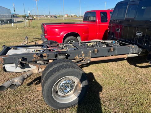 Used 2015 Ford F450 Lariat w/ Lariat Interior Package image 4