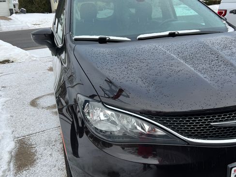 Used 2017 Chrysler Pacifica LX image 8