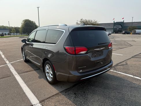 Used 2017 Chrysler Pacifica Touring-L Plus w/ Tire & Wheel Group FWD image 4