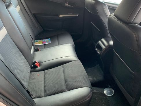Used 2014 Toyota Camry SE w/ Moonroof Package FWD image 9