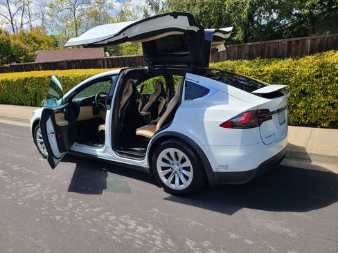 Used 2016 Tesla Model X 75D image 17