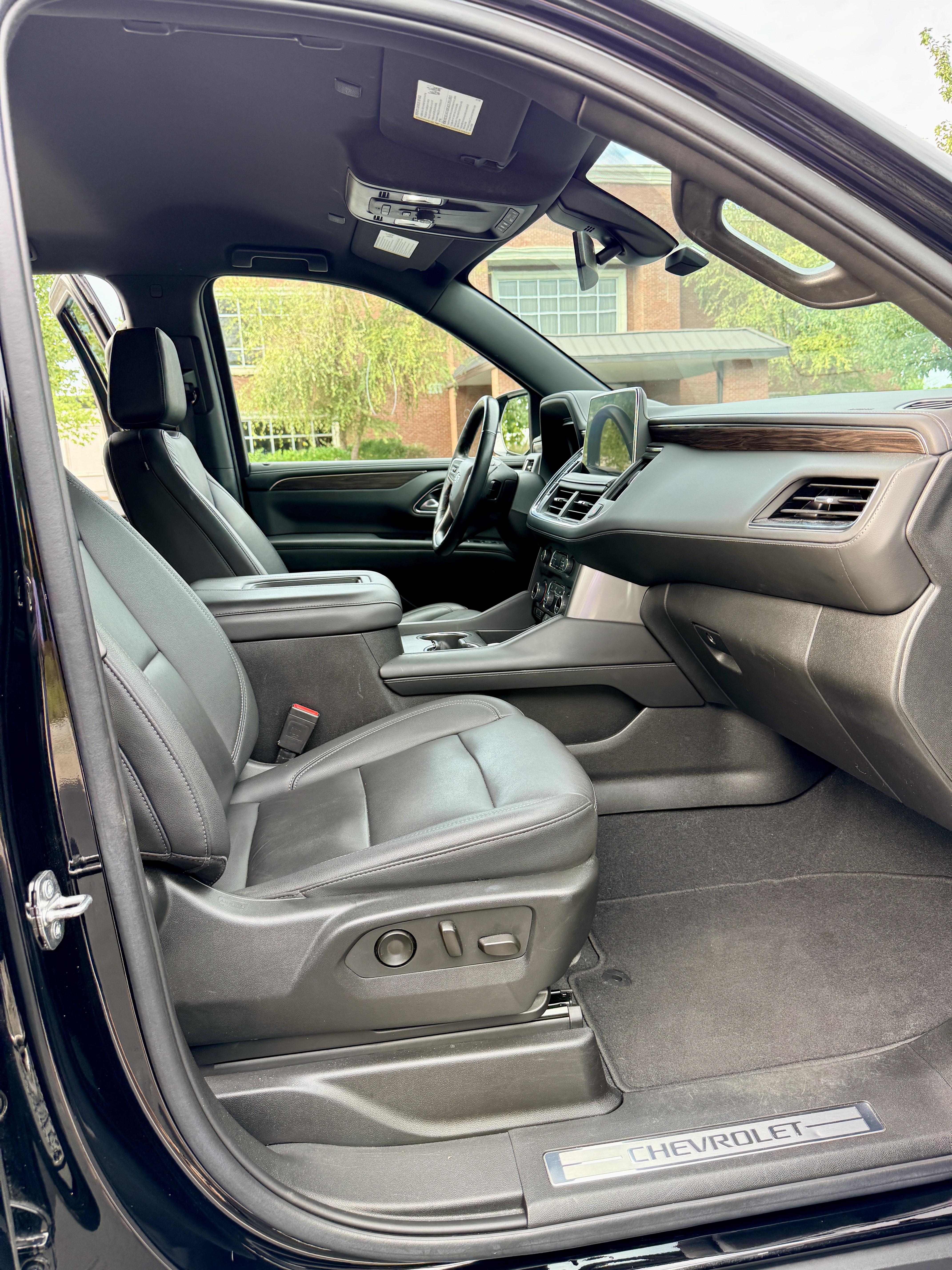 Used 2022 Chevrolet Tahoe Z71 w/ Luxury Package AWD/4WD image 13