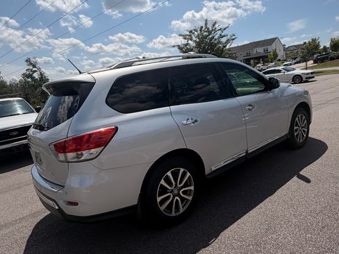 Used 2014 Nissan Pathfinder SL w/ SL Tech Package FWD image 9