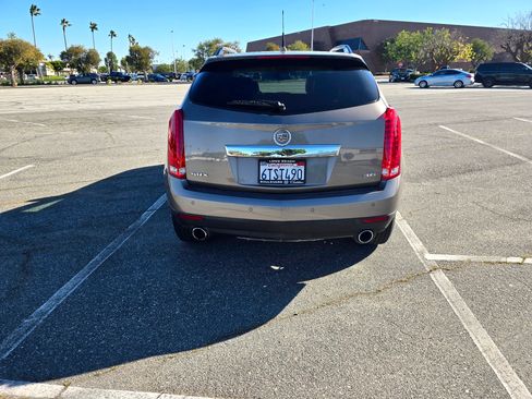 Used 2012 Cadillac SRX Luxury image 2
