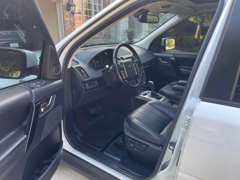 Used 2014 Land Rover LR2 HSE image 19