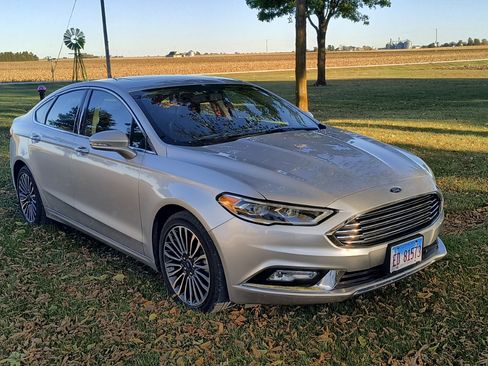 Used 2017 Ford Fusion SE w/ Fusion SE Technology Package image 2