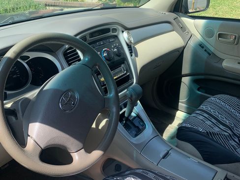 Used 2005 Toyota Highlander 2WD V6 w/ 3rd Row image 5