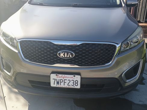 Used 2017 Kia Sorento LX w/ LX Convenience Package image 5